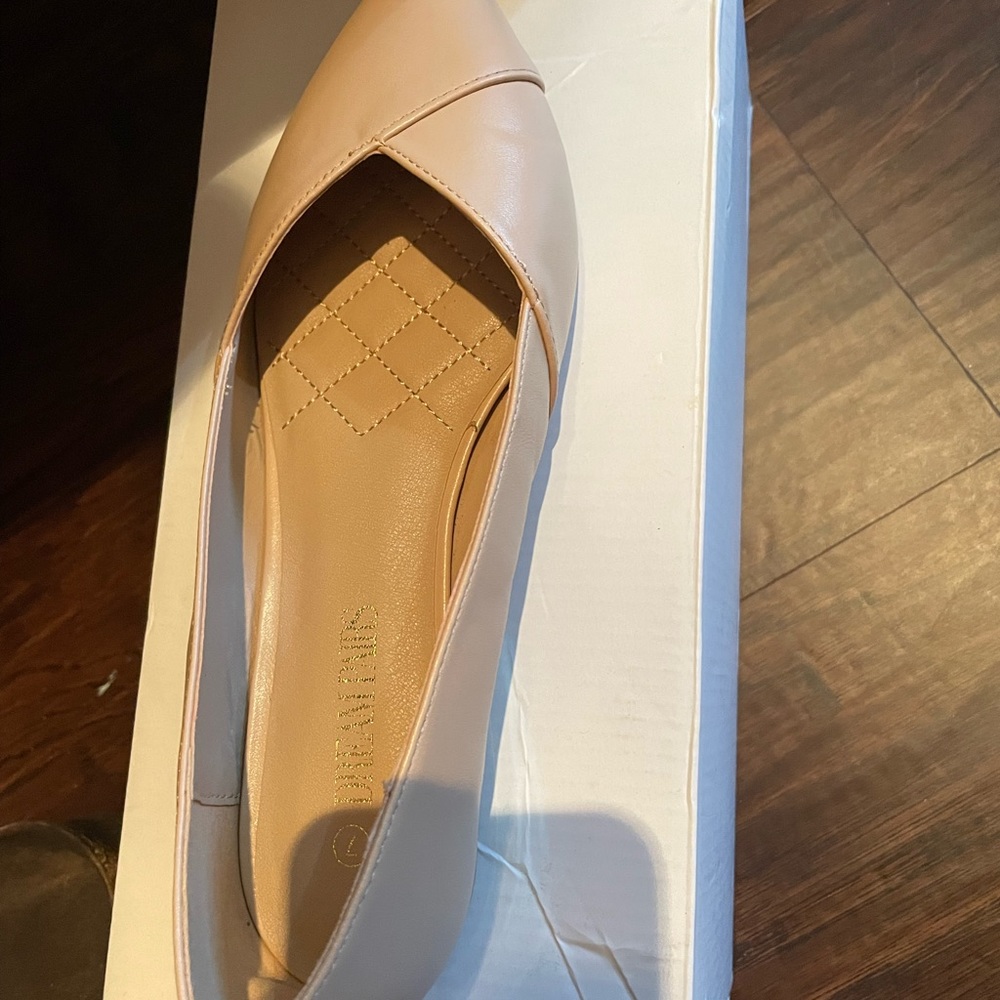 Flat nude shoes